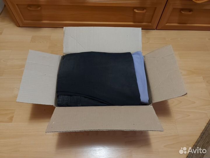 Продано. Коробка мужских вещей б/у