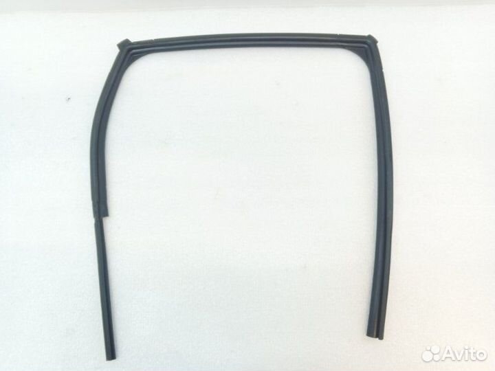 Уплотнитель стекла двери задний правый Mitsubishi