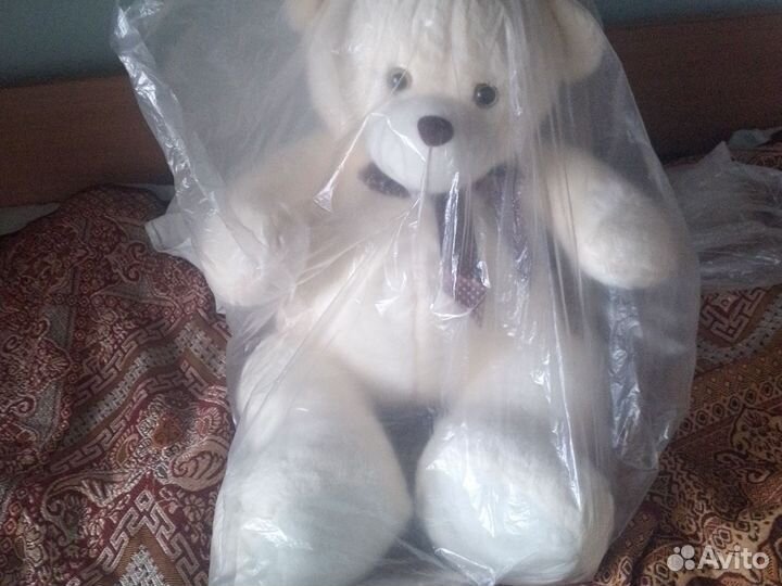Большой плюшевый медведь белого цвета