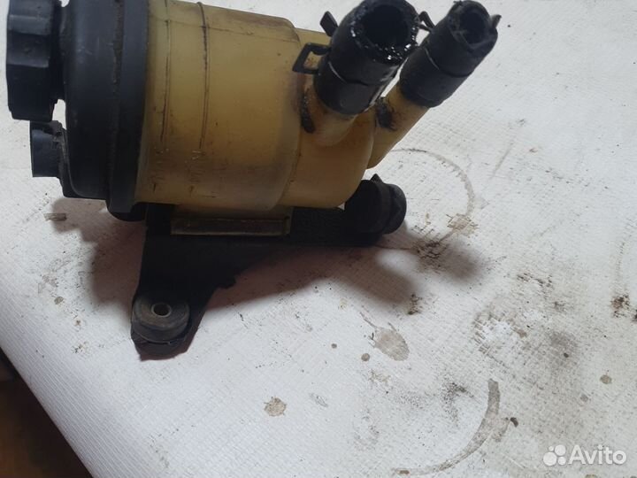 Бачек гура с кронштейном Хендай Элантра 3 XD