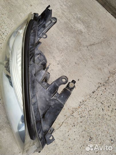 Продам правую фару на toyota rav4 2006-2010