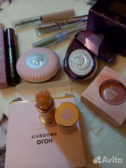 Набор косметики пудра, хайлайтер, румяна и тд