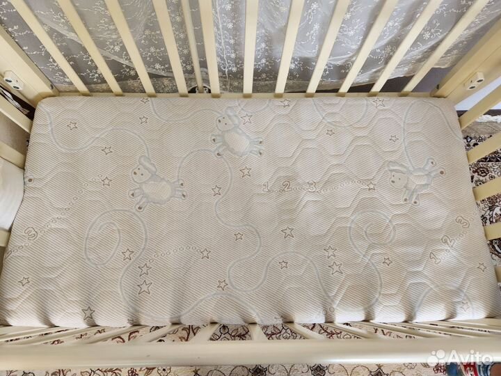 Детская кроватка с поперечным маятником