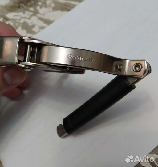 Каподастр для гитары, медиатор в подарок