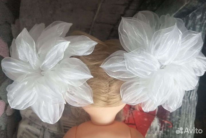 Белые пышные банты