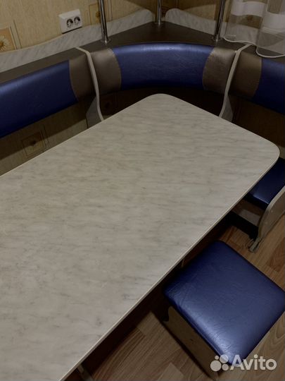 Кухонный уголок со столом и стульями