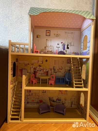Кукольный домик с мебелью