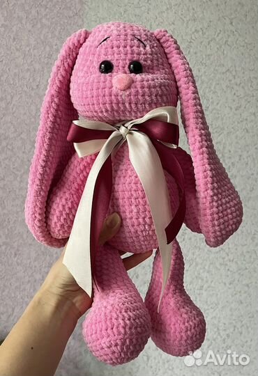 Плюшевый заяц вязаный