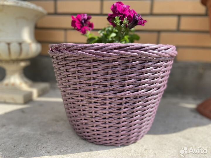 Кашпо из искусственного ротанга