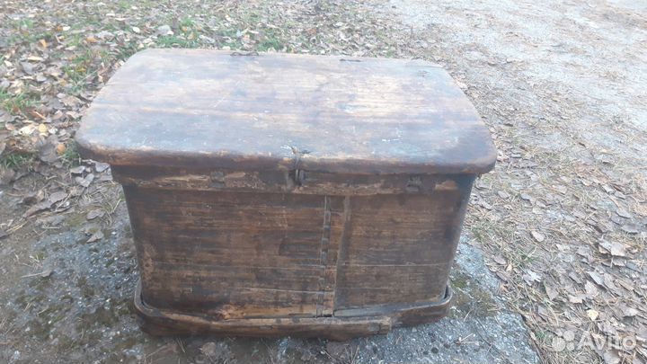 Деревянный старинный сундук