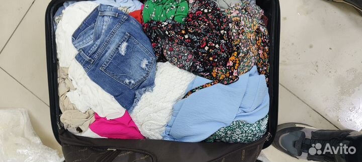 Продам чемодан с вещами и обувью бу