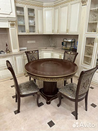 Стол и стулья