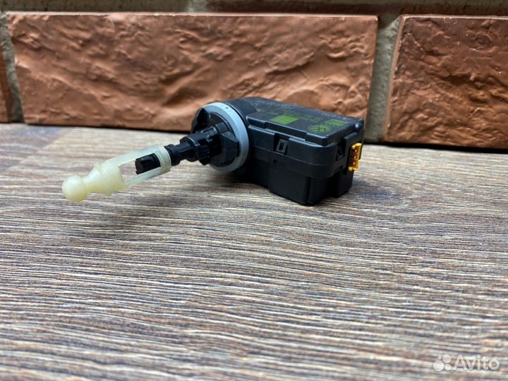 Моторчик корректора фары Skoda Rapid 2013-2020