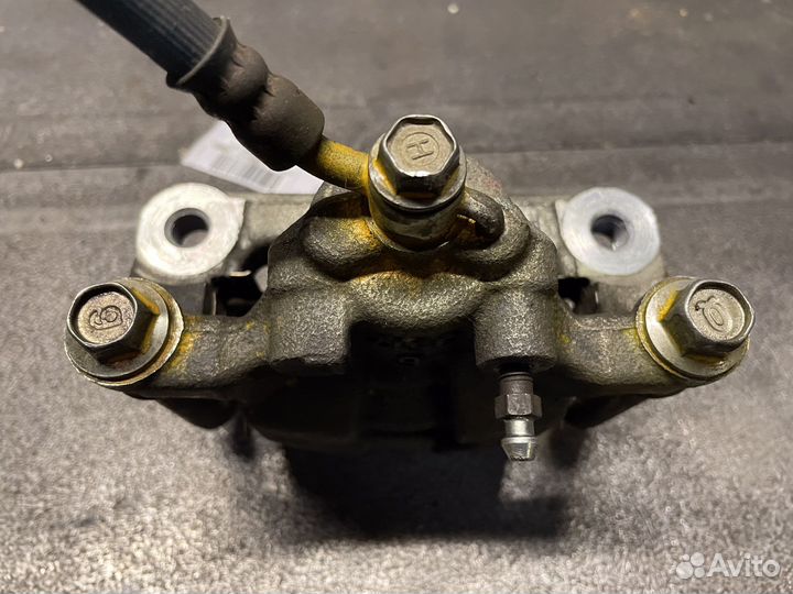 Задний левый суппорт Nissan Teana J32