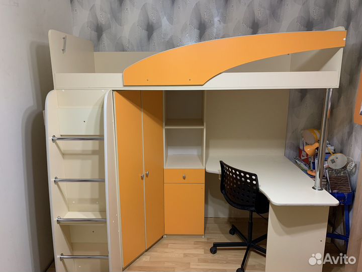 Двухъярустная кровать внизу со столом, шкафом
