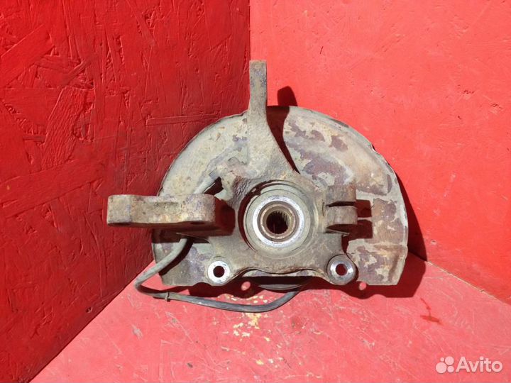 Кулак передний правый Митсубиси Лансер 9