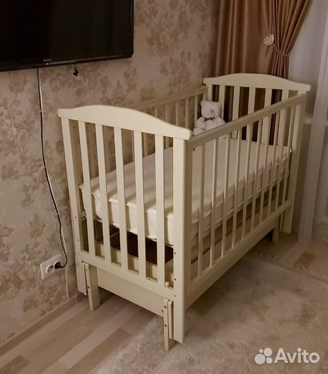 Детская кровать с маятником