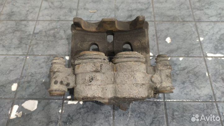 Суппорт передний правый Mercedes Viano W639 2010