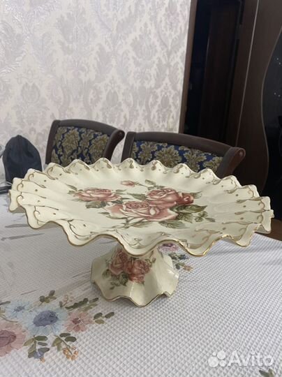 Ваза для фруктов на ножке