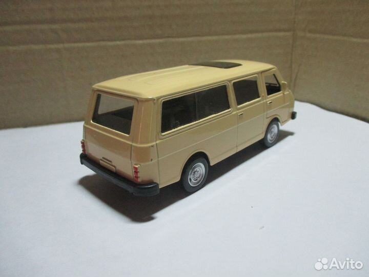 Модель машинка раф 2203