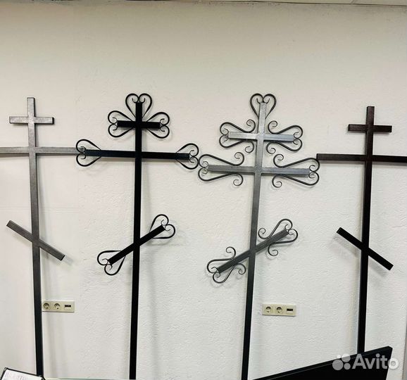 Стол и лавочка на кладбище