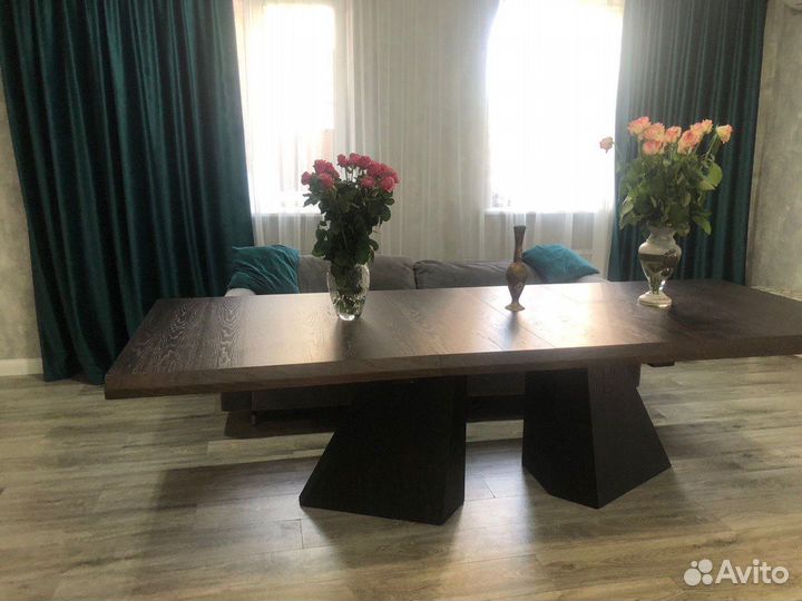 Большой обеденный стол