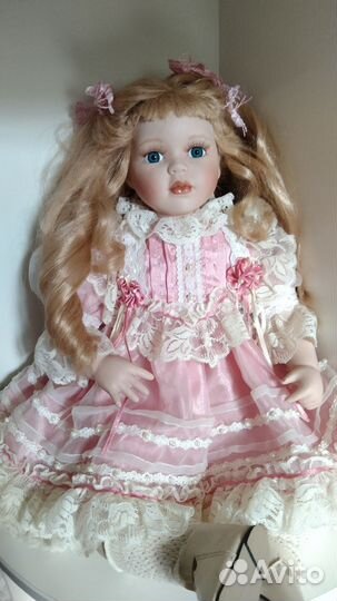 Кукла фарфоровая