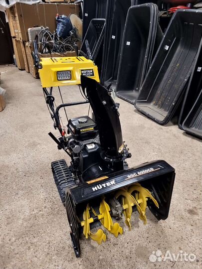 Снегоуборщик бензиновый гусеничный