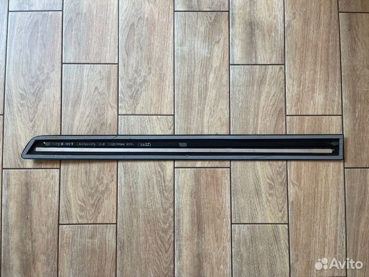 Молдинг двери передний правый Land Rover Discovery