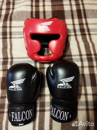 Боксерские перчатки и шлем