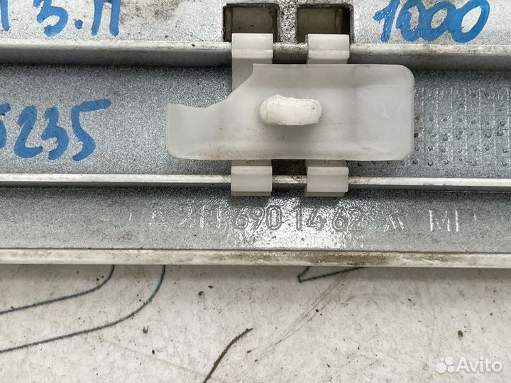 Молдинг задней правой двери Мерседес W211