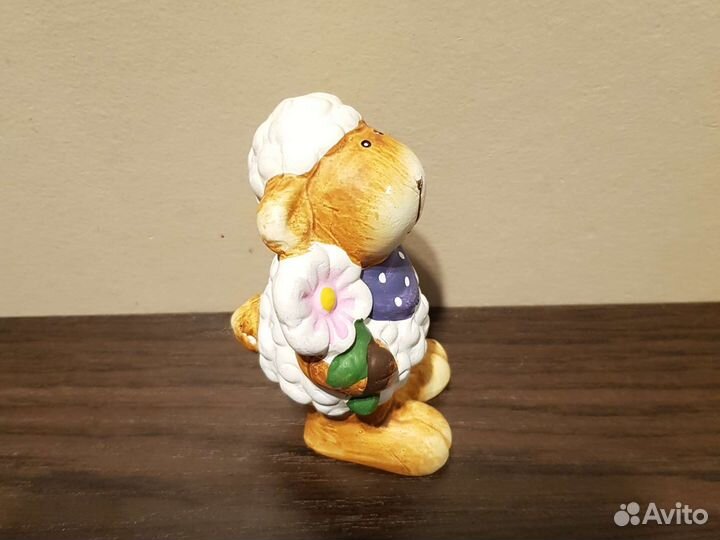 Фигурка Овечка с цветочком новая