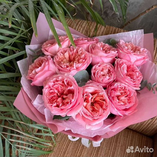 Букет пионовидных роз с эвкалиптом