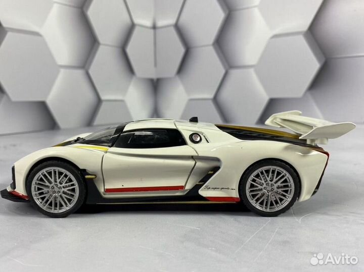 Модель машины HongQi S9 белая с выхлопом 1:24