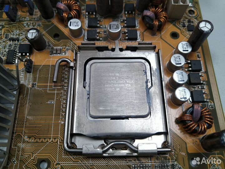 Материнская плата с процессором и памятью