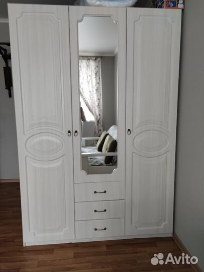 Люстра потолочная,шкаф,гардины как новое