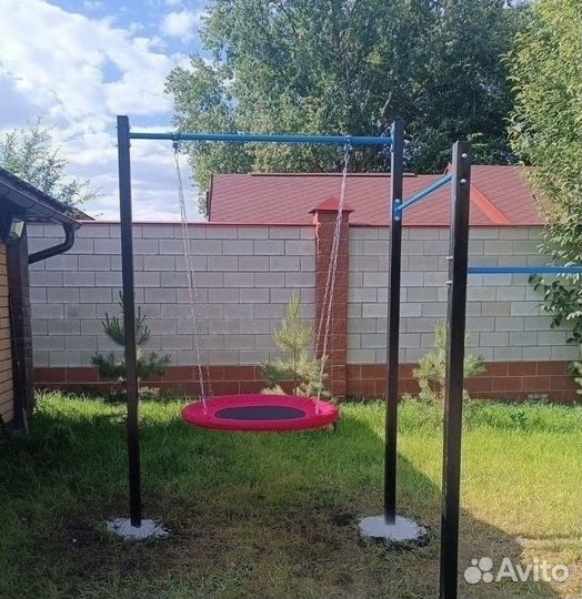 Уличный турник для всей семьи можно и качели