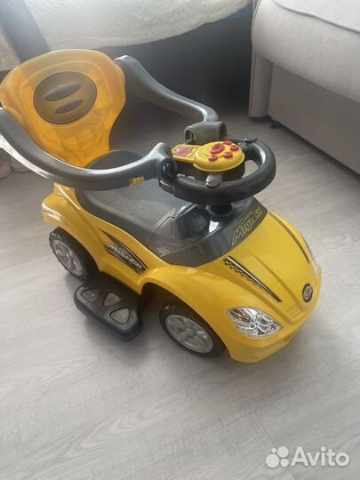 Машинка каталка с ручкой