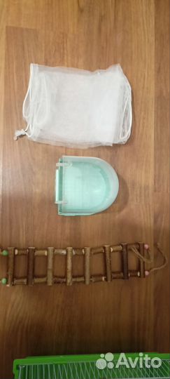 Клетка среднего размера для попугая