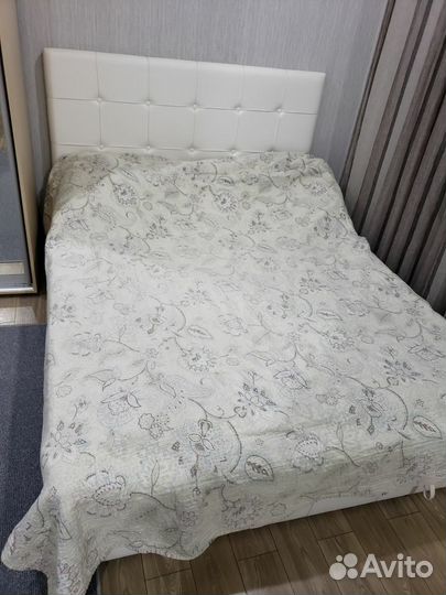 Кровать двухспальная с матрасом 160 200