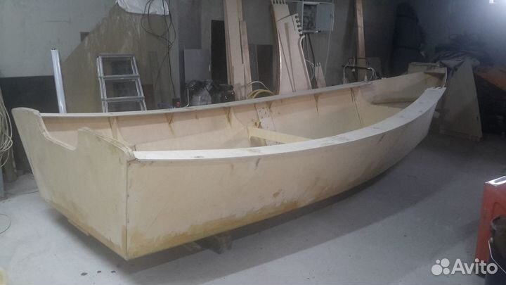 Продам моторную лодку