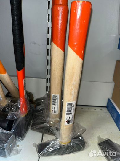 Молоток с деревянной рукояткой 