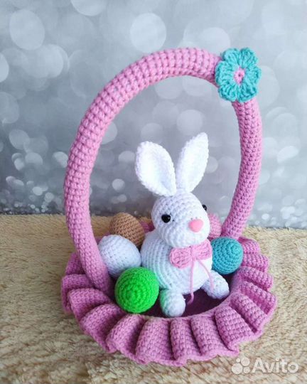 Пасхальный заяц в корзине