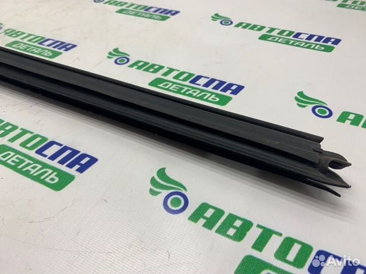 Уплотнитель двери стекла передний левый Mazda Cx-9