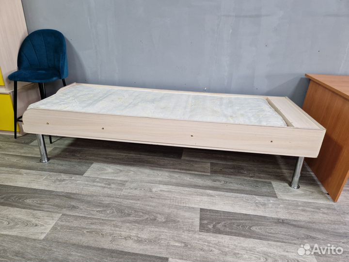 Кровать односпальная с матрасом