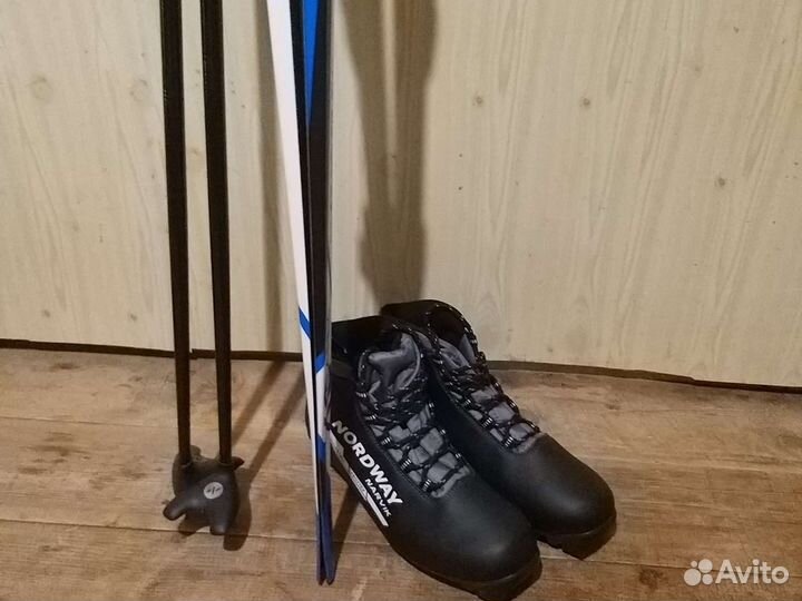 Лыжи, ботинки и лыжные палки