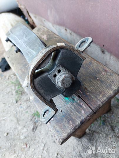 Заднее крепление кпп Лада Гранта, Калина, Датсун