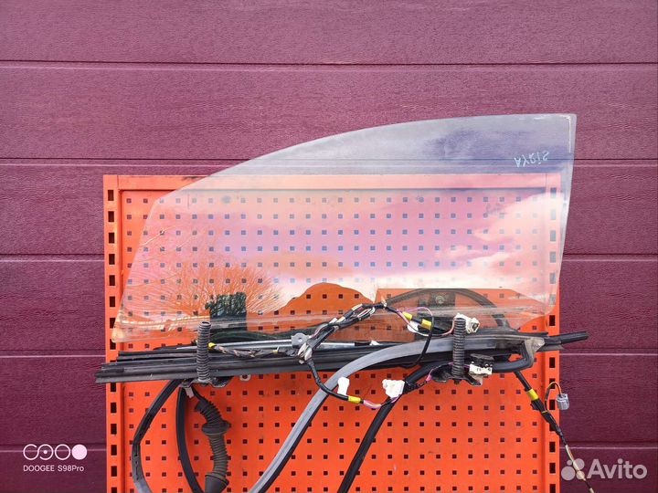 Стекло водителя Toyota auris