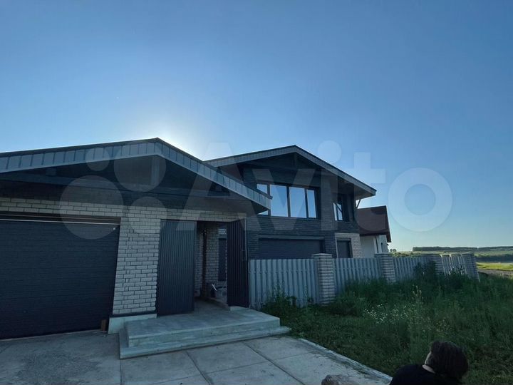 Коттедж 280 м² на участке 10 сот.