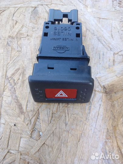 Кнопка аварийки Nissan Bluebird U14